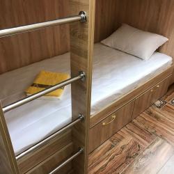 Кровать в 8-местном общем женском номере