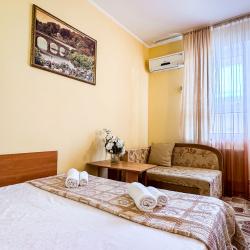 Комната стандарт с 1 двуспальной кроватью и диваном