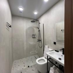 Номер комфорт с 1 двуспальной кроватью (без окна)