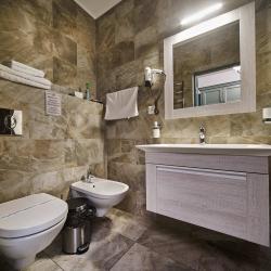 Комната улучшенная с 1 двуспальной кроватью (с завтраком)