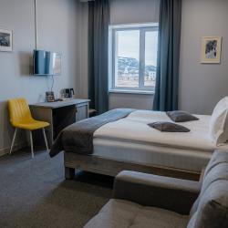 3-местный номер комфорт улучшенный с 1 односпальной и 1 двуспальной кроватью