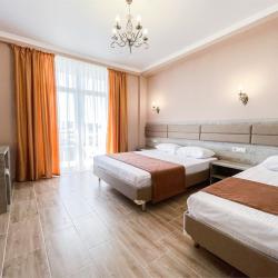 Комната стандарт с 1 односпальной и 1 двуспальной кроватью