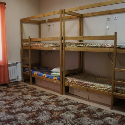 Койко-место на двухъярусной кровати в 8-местном номере (общие удобства)