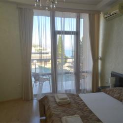 Номер комфорт с 1 двуспальной кроватью с балконом (вид на горы, кипарисы)