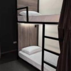 Кровать в 10-местном общем женском номере