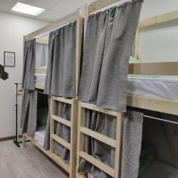 Кровать в 10-местном общем мужском номере