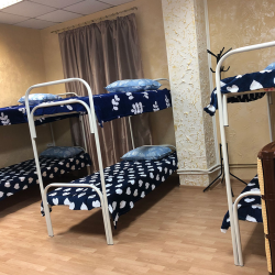Кровать в мужском 10-местном номере (удобства на этаже)