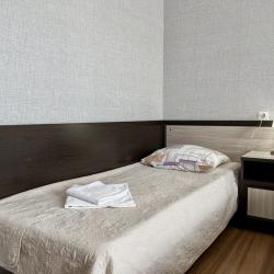 Комната стандарт с 2 односпальными и 1 двуспальной кроватью