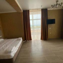 Номер стандарт с 1 односпальной и 1 двуспальной кроватью