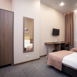 Номер стандарт с 2 односпальными кроватями (вид в атриум)