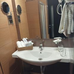 Номер комфорт с 1 двуспальной кроватью и балконом (с завтраком)