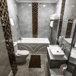 Семейный номер с 1 двухъярусной и 1 двуспальной кроватями