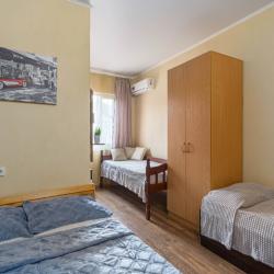 Номер стандарт эконом с 2 односпальными и 1 двуспальной кроватью (с завтраком)