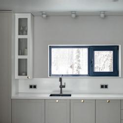 Коттедж улучшенный с общей террасой и видом на озеро