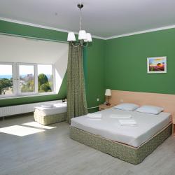 Номер комфорт с 2 односпальными и 1 двуспальной кроватью