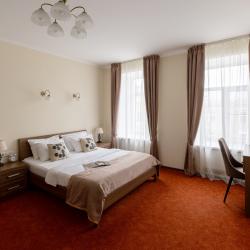Номер семейный комфорт с кроватью queen size Queen size, диваном, гидромассажной ванной и угловым видом на Владимирский собор