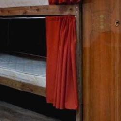 Кровать в 6-местном общем номере