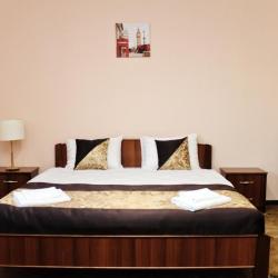 Номер стандарт с 1 односпальной и 1 двуспальной кроватью