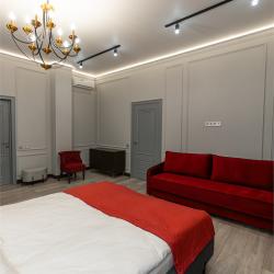 Номер полулюкс комфорт с 1 двуспальной кроватью (без окна)