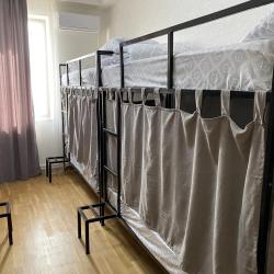 Кровать в 8-местном общем мужском номере (общие удобства)