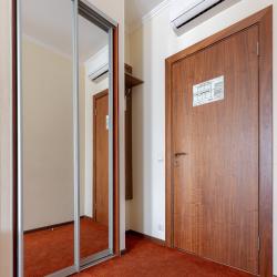 Номер семейный комфорт с кроватью queen size Queen size, диваном, гидромассажной ванной и угловым видом на Владимирский собор