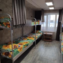 Кровать в 8-местном общем женском номере