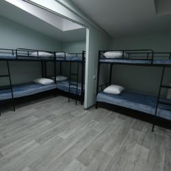 Кровать в 12-местном общем мужском номере Ольхон