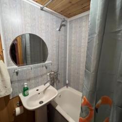 Коттедж с 1 двуспальной кроватью и 1 двухъярусной кроватью