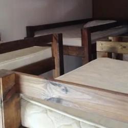 Кровать в 8-местной мужской комнате