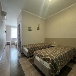 Комната комфорт с 2 односпальными и 1 двуспальной кроватью