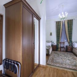 2-комнатный номер стандарт семейный с 2 односпальными и 1 двуспальной кроватью (с завтраком)