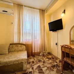 Комната стандарт с 1 двуспальной кроватью и диваном