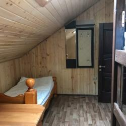 Номер стандарт с 1 двухъярусной кроватью и 1 односпальной кроватью (мансарда)
