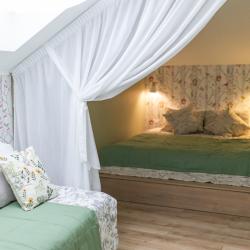 Номер стандарт семейный с 2 односпальными и 1 двуспальной кроватью (мансарда)