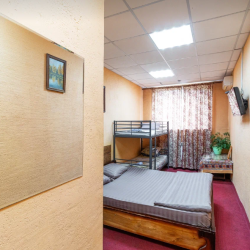 Номер комфорт с 1 двуспальной кроватью и 1 двухъярусной кроватью