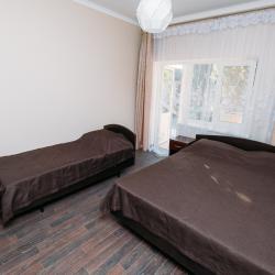 Комната эконом с 1 односпальной и 1 двуспальной кроватью