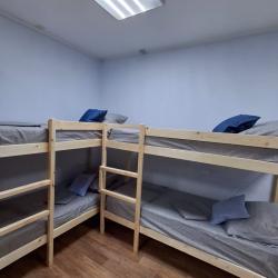 Кровать в 7-местном общем мужском номере