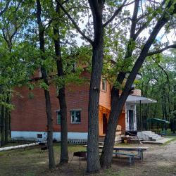 Коттедж улучшенный с 14 односпальными и 3 двуспальными кроватями