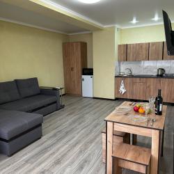 2-комнатный номер люкс улучшенный с 1 односпальной и 1 двуспальной кроватью