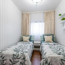 Комната стандарт с 2 односпальными и 1 двуспальной кроватью