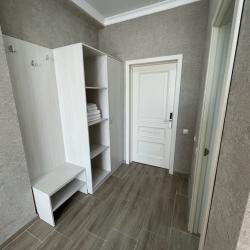 Комната стандарт с 1 односпальной и 1 двуспальной кроватью с выходом на бассейн