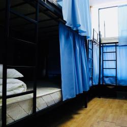 Кровать в общем мужском номере с 5-двухъярусными кроватями 20м²