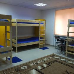 Кровать в общем женском 16-местном номере с 8 двухъярусными кроватями
