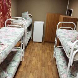 Кровать в 10-местном общем мужском номере (общие удобства)