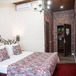 Номер стандарт улучшенный с 1 двуспальной кроватью (мансарда)