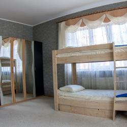 Кровать в 8-местном женском номере