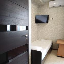 Комната стандарт с 1 односпальной и 1 двуспальной кроватью