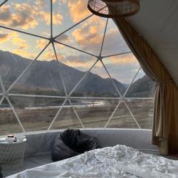 Сферы с видом на Катунь и горы