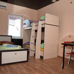 Кровать в 8-местном общем мужском номере