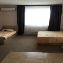 Номер стандарт с 1 односпальной и 1 двуспальной кроватью